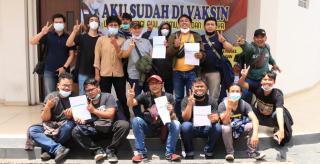 Puluhan Wartawan Disuntik Vaksin Corona di Polda Jabar